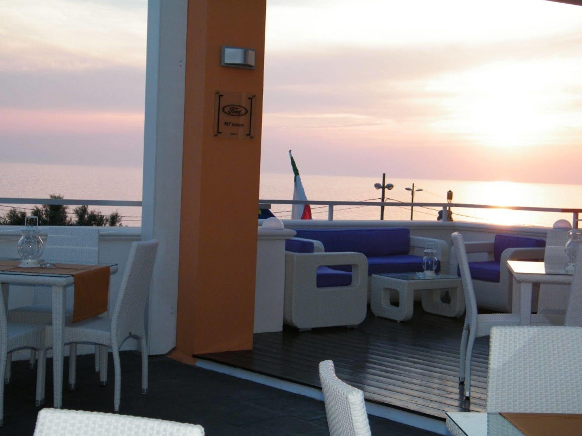 Piccadilly Rooms Restaurant And Beach Santa Maria al Bagno Luaran gambar