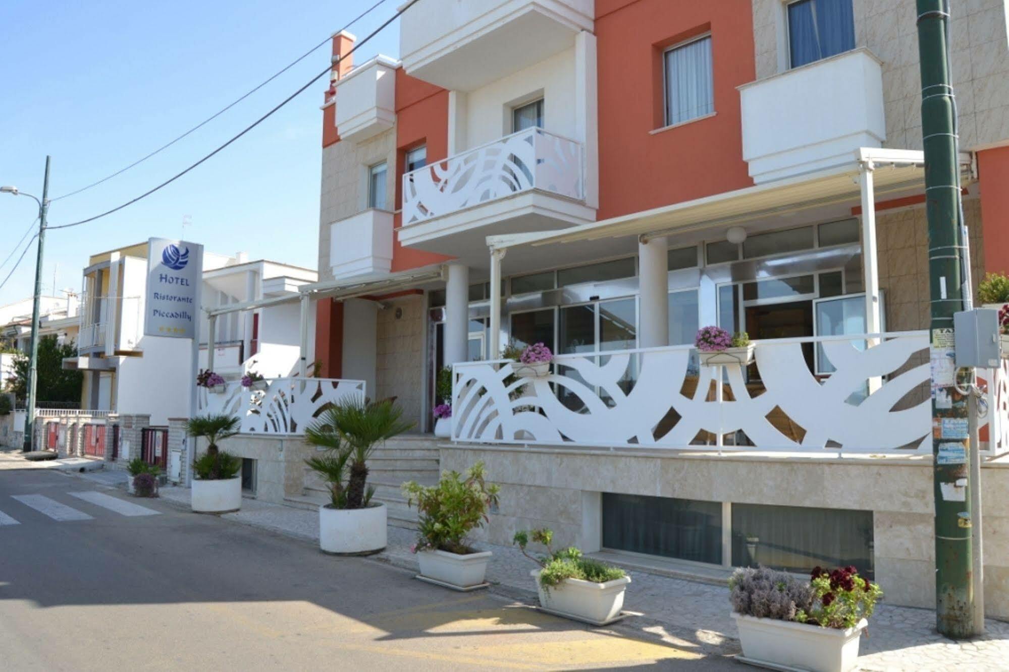 Piccadilly Rooms Restaurant And Beach Santa Maria al Bagno Luaran gambar