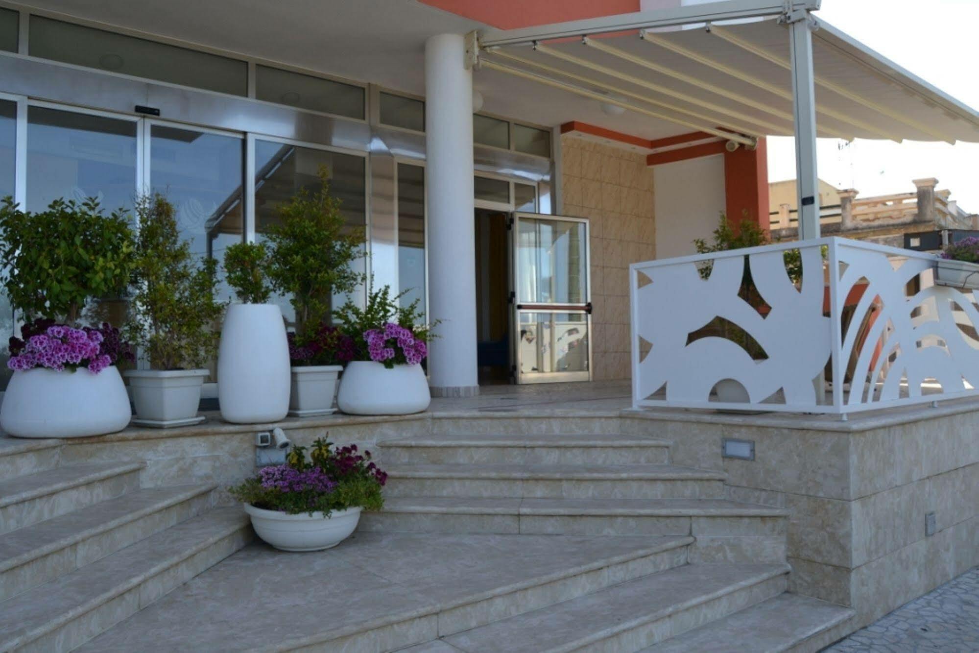 Piccadilly Rooms Restaurant And Beach Santa Maria al Bagno Luaran gambar
